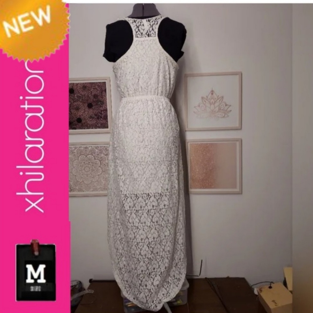 🆕⭐️ 5/ $30 - White lace dress,  NWOT, size medium, high low